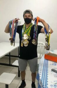 Ladrões deixam medalhas roubadas do ginasta Arthur Nory em lixeira com carta de pedido de desculpas