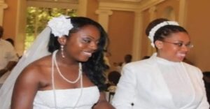 Mulher casa com a própria mãe e dá o que falar nas redes sociais; “Ela sim sabe me fazer feliz na cama”