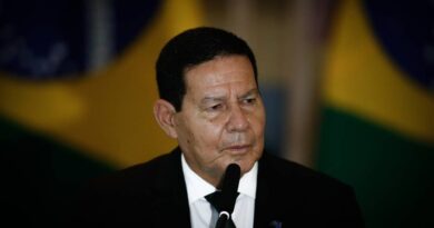 Bolsonaro vai ‘tomar pau’ recriando ou não o auxílio emergencial, diz Mourão Bolsonaro vai ‘tomar pau’ recriando ou não o auxílio emergencial, diz Mourão