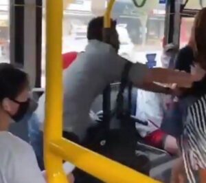  Mulher se recusa a usar máscar, cospe em passageiros e é arremessada para fora de ônibus