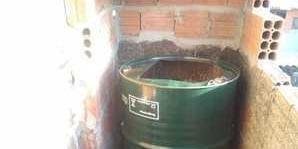 Menino resgatado de barril recebe