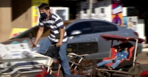 Pai que adaptou bicicleta para levar filho enquanto vendia salgados, realiza sonho com doações, impossível não se emocionar!