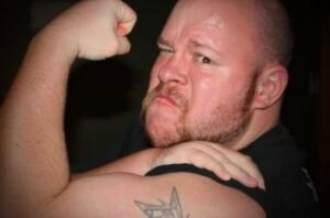 Desconfiada, mãe coloca câmera no quarto de sua filha, e fica em choque ao ver o que seu marido fez: 