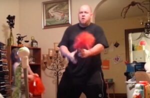 Desconfiada, mãe coloca câmera no quarto de sua filha, e fica em choque ao ver o que seu marido fez: 