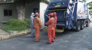 Empregada joga por acidente pacote com R$ 10 mil da patroa no lixo, más garis acham e devolvem o dinheiro