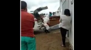 Corp0 de homem mort0 com covid-19 cai de caixão, e família vai processar funerária