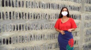 Ameaçadas de despejo, mãe e filha constroem casa com mais de 4 mil garrafas tiradas do lixo