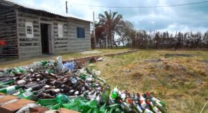 Ameaçadas de despejo, mãe e filha constroem casa com mais de 4 mil garrafas tiradas do lixo