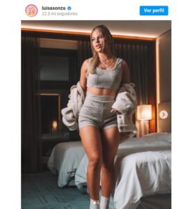 [1/4 13:29] Weudyð: Luisa Sonza surge de roupa íntima no quarto e dá o que falar 