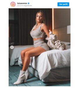 [1/4 13:29] Weudyð: Luisa Sonza surge de roupa íntima no quarto e dá o que falar 