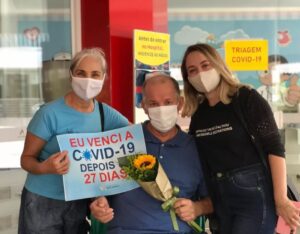 Paciente toma cerveja em hospital após ficar 18 dias internado com Covid em UTI