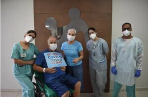 Paciente toma cerveja em hospital após ficar 18 dias internado com Covid em UTI