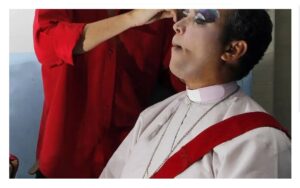 VÍDEO: Pastor faz culto vestido de drag queen e causa revolta em evangélicos