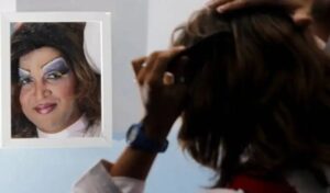 VÍDEO: Pastor faz culto vestido de drag queen e causa revolta em evangélicos