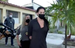 Caso Henry: Jairo e Monique dormiam juntos no momento da prisão e tentaram jogar celulares pela janela