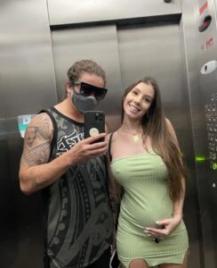 Noiva de Whindersson Nunes sofre criticas ao aparecer sem sutiã ao exibir barrigão de grávida: 