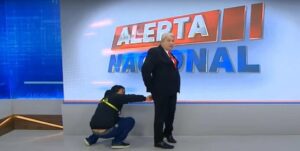 Sikêra Jr. rasga roupa ao vivo, deixa parte íntima de fora e produção é obrigada a intervir