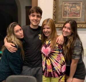 Filhas de Gugu Liberato aparecem dançando funk em vídeo em rede social