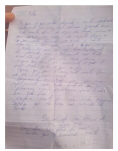 Recém-nascida é encontrada em caixa de papelão com carta escrita pelos pais: 'Saiba que nós te amamos, filha'