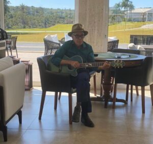 Pai de Gusttavo Lima parece em vídeo recebendo café na cama de sua namorada e expõe vida humilde 