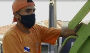 Vídeo: Mesmo sem celular a meses, coletor de lixo acha aparelho no chão e devolve para o dono: 