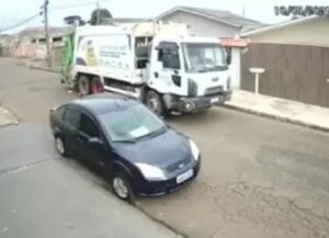 Vídeo: Mesmo sem celular a meses, coletor de lixo acha aparelho no chão e devolve para o dono: 