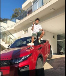 Ostentando uma vida de luxo, veja as fotos da casa do cantor MC KEVIN e tente não ficar impressionado