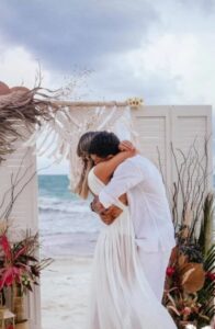 Viúva de Kevin faz tatuagem em homenagem ao MC: 'Vai na paz, meu amor'