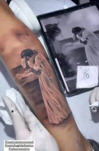 Viúva de Kevin faz tatuagem em homenagem ao MC: 'Vai na paz, meu amor'