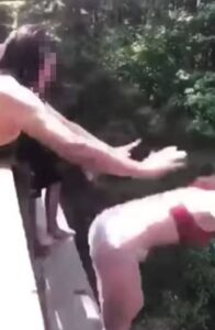 Jovem que empurrou amiga do alto de ponte é condenada a dois dias de prisão, vejam o vídeo do momento da queda;