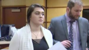 Jovem que empurrou amiga do alto de ponte é condenada a dois dias de prisão, vejam o vídeo do momento da queda;