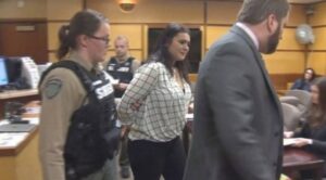 Jovem que empurrou amiga do alto de ponte é condenada a dois dias de prisão, vejam o vídeo do momento da queda;