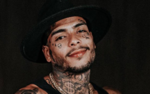 Durante a tarde, uma jovem chegou a publicar nas redes sociais um vídeo onde Kevin aparecia aparentemente fumando na varanda do prédio acompanhado de um amigo. Kevin tem problemas com drogas e nunca escondeu o fato.  Ainda assim, uma modelo que estava no hotel contou ao seu seguidores através de vídeos no Instagram, que Kevin estava no quarto com alguns amigos e algumas mulheres.