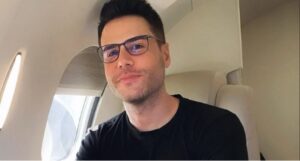 Luiz Bacci, após revelar ida para Globo, assume grande amor e se declara em público: “Um piloto de avião”