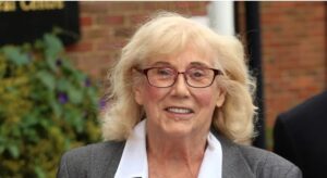 [2/3 12:13] Weudyð: Tragédia! Atriz famosa M0RRE em incêndio dentro de casa, aos 85 anos e fãs lamentam: “Muito triste”, vejam; [2/3 12:14] Weudyð: Infelizmente a famosa atriz britânica Anna Karen, acabou falecendo de forma trágica após um incêndio que atingiu sua residência, ela tinha 85 anos de idade, e deixou fãs, amigos e familiares desolados com a perda. [2/3 12:16] Weudyð: A atriz morava em Londres, na Inglaterra, e era famosa principalmente por fazer diversas séries de seu país, onde a anos acumulava um grande currículo no mundo artístico. [2/3 12:16] Weudyð: Fogo atinge casa da atriz [2/3 12:17] Weudyð: Segundo às informações, o fogo teria se espalhado pelo imóvel rapidamente, e cerca de 20 homens, e 3 caminhões do corpo de bombeiros foram acionados para resgatar a atriz, más infelizmente, nada pode ser feito, e ela acabou não resistindo. [2/3 12:17] Weudyð: Os vizinhos foram os primeiros a notar o incêndio, e acionaram às pressas o corpo de bombeiros, más após a confirmação da morte, diversos moradores prestaram homenagens a atriz. [2/3 12:18] Weudyð: “Eu a conhecia de EastEnders, era como ter uma celebridade morando na rua, ela era uma velhinha adorável e sempre falava com todos”, lamentou um vizinho em entrevista para a TV britânica. [2/3 12:18] Weudyð: “Ela era uma cliente fantástica para cuidar. Eu não posso expressar o quanto eu gostava dela. Ela passou por um momento difícil depois que quebrou o quadril anos atrás, mas voltou a trabalhar novamente e apareceu em EastEnder”, revelou a agente de Anna Karen. [2/3 12:18] Weudyð: Leia mais ! [2/3 12:18] Weudyð: Luto! Morre grande estrela de 