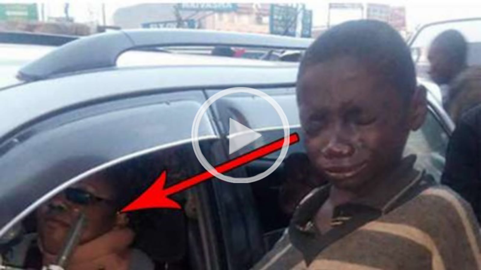 Menino de rua se aproxima do carro para pedir esmola e cai no choro ao ver quem está dirigindo; Veja o vídeo