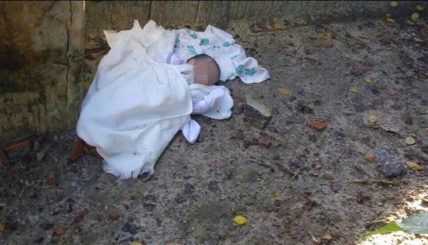 Apenas de fralda e blusa, bebê é abandonado no meio da rua; Veja