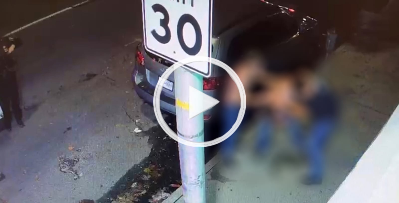 Vídeo mostra policial não intervindo enquanto dois irmãos atacam outro homem