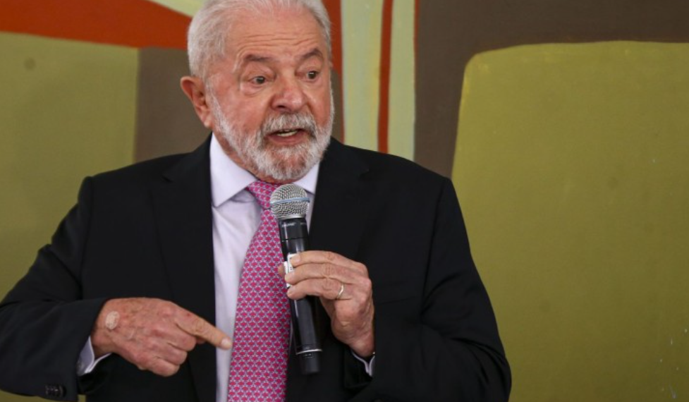 Presidente LULA deixa todos PERPLEXOS após OPINIÃO POLÊMICA sobre a morte de reitor investigado na LAVA JATO que cometeu sui… Ver mais