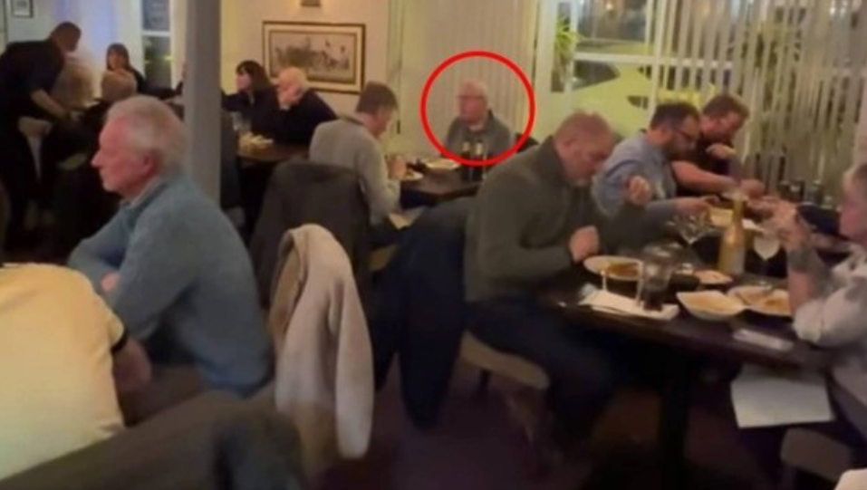 Homem falecido há 9 anos aparece em vídeo recente de restaurante e viúva descobre algo terrível