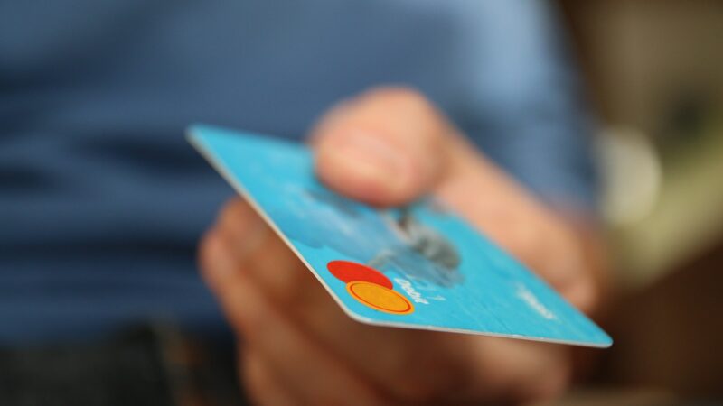 É possível ganhar dinheiro com cartão de crédito?