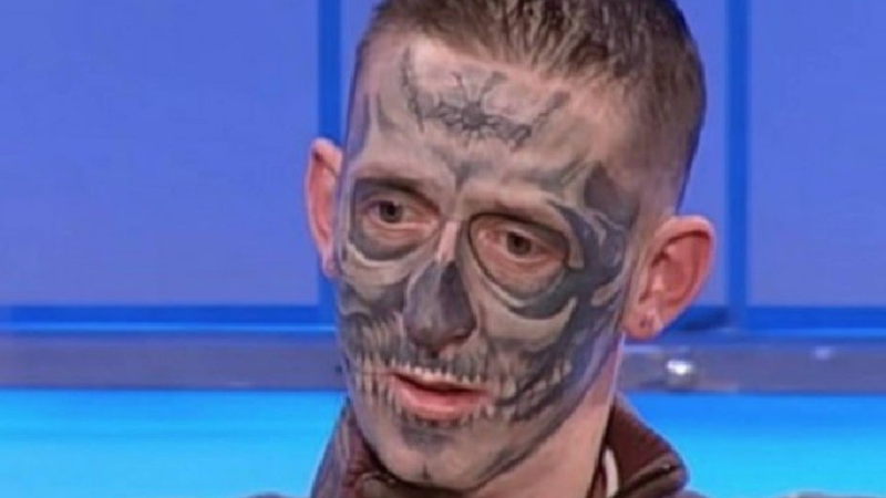 Lembra dele? Homem que abalou o mundo ao tatuar caveira no rosto tem um triste fim