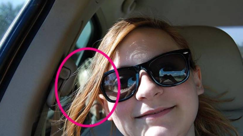 Mulher posta Selfie nas redes sociais, e imediatamente seus amigos ao verem a imagem entram em pânico e ligam pra ela