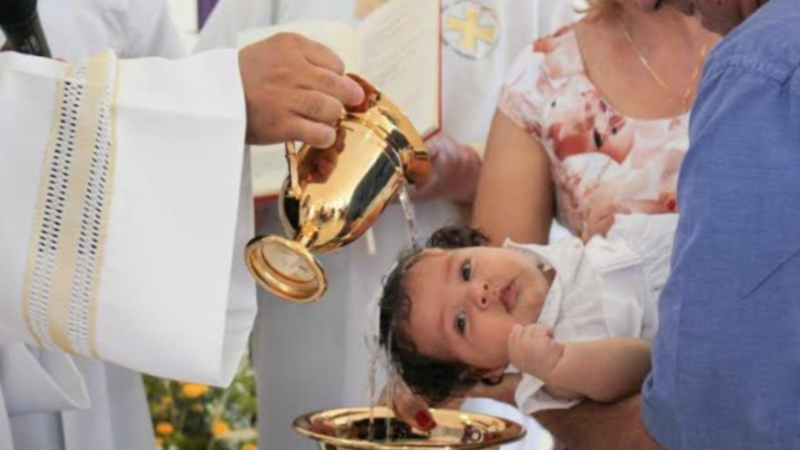 Por engano, padre batiza bebê de oito meses com ácido ao invés de água benta; ‘Não acreditei’