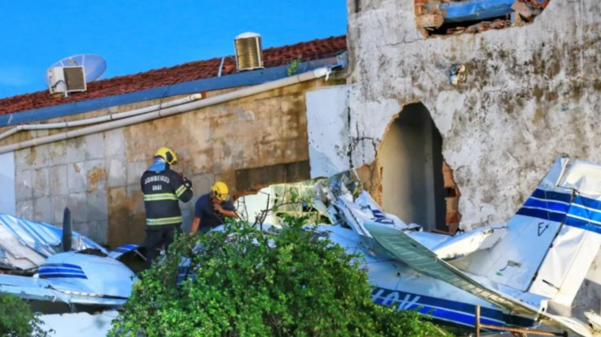 Avião com 6 pessoas cai sobre casas. Foto: internet.