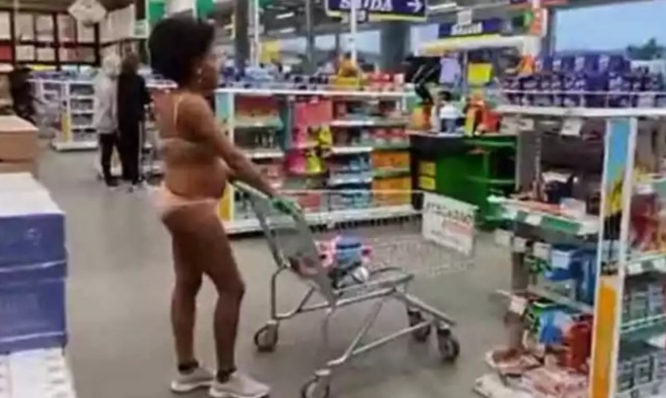 Isabel Oliveira tomou uma atitude inusitada ao decidir fazer compras em um supermercado em Curitiba usando apenas calcinha e sutiã. FOTO: internet.