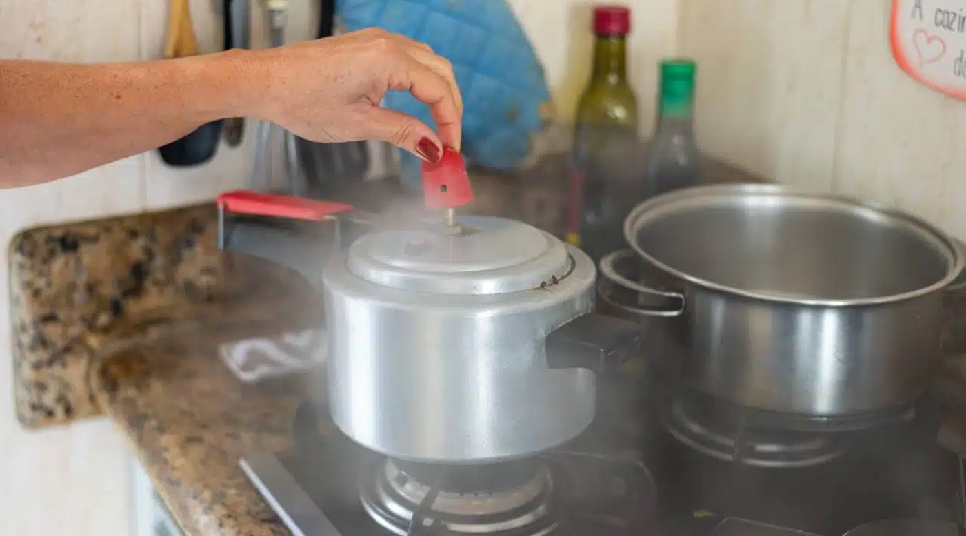 Panelas de pressão são utensílios de cozinha extremamente eficientes, mas é preciso ter muito cuidado com esse utensílio. FOTO: internet.