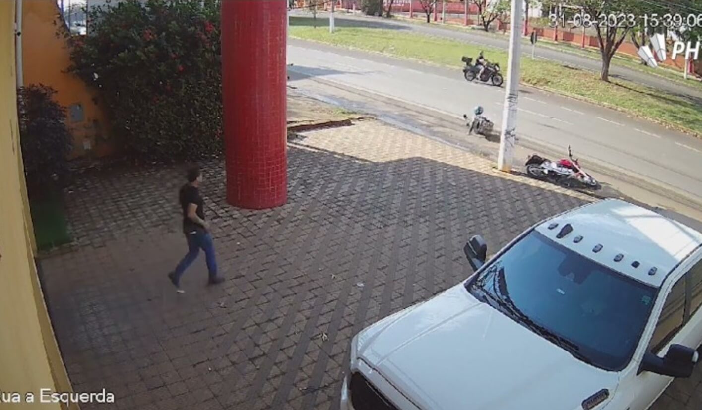 Na tarde do último dia 31 de agosto, um incidente entre roda e motociclista foi capturado pelas câmeras de segurança. FOTO: internet