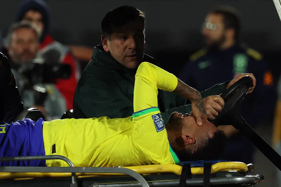 Neymar pode ficar oito meses sem jogar depois de se machucar na terça-feira (17) na derrota da Seleção para o Uruguai.