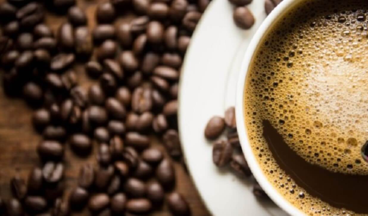 O hábito de tomar café pela manhã é tradição enraizada na cultura brasileira, sendo uma das bebidas mais apreciadas para começar o dia. FOTO: internet